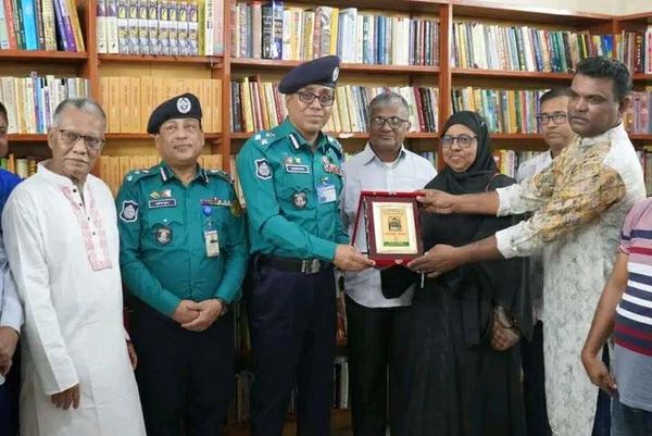 কেএমপি'র পুলিশ কমিশনার মহোদয়ে কর্তৃক খুলনার স্বনামধন্য অনির্বাণ লাইব্রেরী পরিদর্শনঃ
