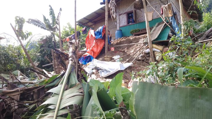 রুমায় ঘুর্ণিঝড় মিধিলির প্রভাবে মাটির ধ্বসে ভেঙ্গে গেল নির্মাণধীন এক ঘর: