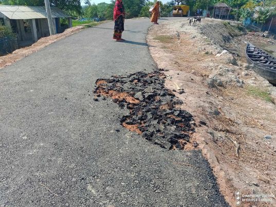 কয়রায় হাতের টানে উঠে যাচ্ছে রাস্তার পিচ ঢালাই 