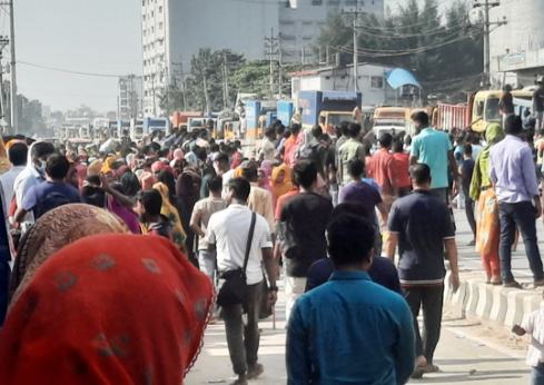 গাজীপুরে শ্রমিকদের বিক্ষোভ, সড়ক অবরোধ 