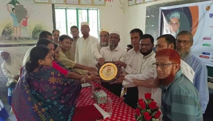 কালকিনিতে স্কুল সভাপতি ও প্রধান শিক্ষকে সংবর্ধনা ও সম্মাননা প্রদান 