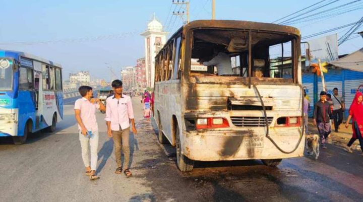 গাজীপুরের কালিয়াকৈরে যাত্রীবাহী বাসে আগুন।