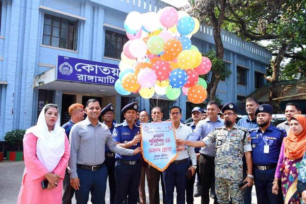 “পুলিশ জনতা ঐক্য করি, স্মার্ট বাংলাদেশ গড়ে তুলি