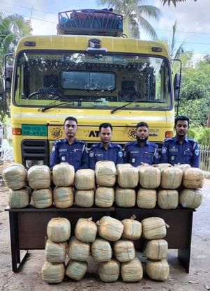 কুমিল্লায় ১৭৬ (একশত ছিয়াত্তর) কেজি গাঁজা ও মাদক পরিবহনের ট্রাক উদ্ধার