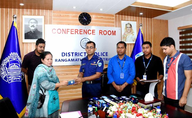 রাঙ্গামাটিতে হারিয়ে যাওয়া ৩২ মোবাইল সেট উদ্ধার করলো সাইবার ক্রাইম মনিটরিং সেল 