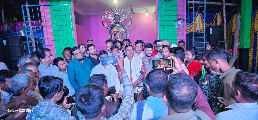 ঠাকুরগাঁওয়ে ঐতিহ্যবাহী ২০০বছরের পাঁচপাহাড় কালীপূজায় বস্ত্র বিতরণ করেন অধ্যক্ষ মাজহারুল ইসলাম সুজন 