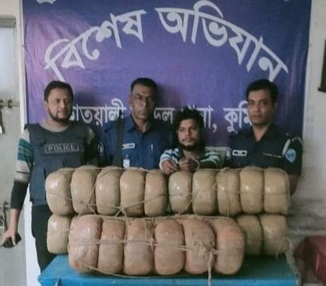 কুমিল্লায় ৫২ (বায়ান্ন) কেজি গাঁজা, মাদক পরিবহনকৃত পিক-আপ সহ ০১ মাদক ব্যবসায়ী আটক