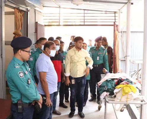 লরির ধাক্কায় টহলভ্যান উল্টে পুলিশ সদস্য নিহত ও আহত সদস্যদের পাশে জিএমপি কমিশনার 