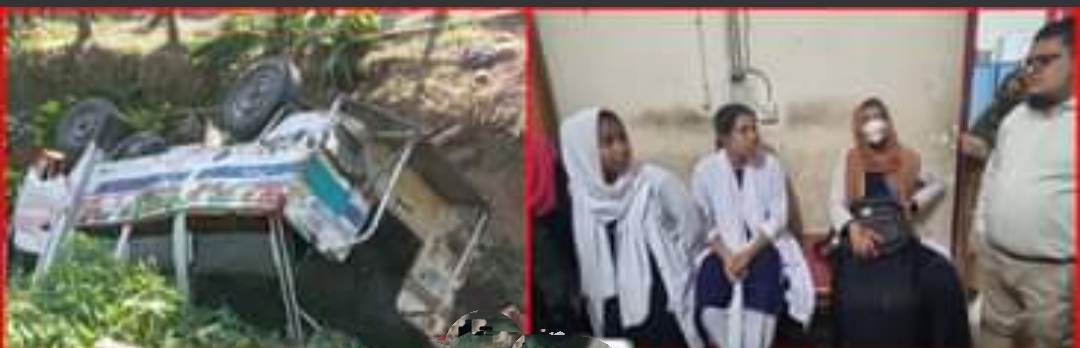 সীতাকুণ্ডে যাত্রীবাহী একটি লেগুনা খাদে পড়ে ১২ ছাত্রী আহত হয়েছে- 