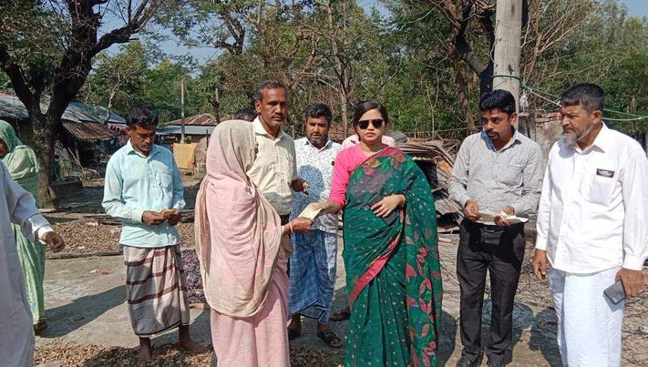 বাঁশখালীতে পুড়ে যাওয়া ১২ পরিবারকে ইউএনওর সহায়তা প্রদান।