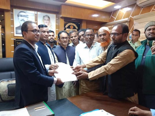 হরিপুরে, ঠাকুরগাঁও-২ আসনের বাংলাদেশ আওয়ামী লীগের মনোনয়ন প্রার্থী হিসেবে মনোনয়নপত্র দাখিল করলেন অধ্যক্ষ মাজহারুল ইসলাম সুজন। 