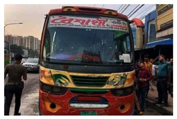 রাজধানীর শ্যামলীতে বাসে আগুন।