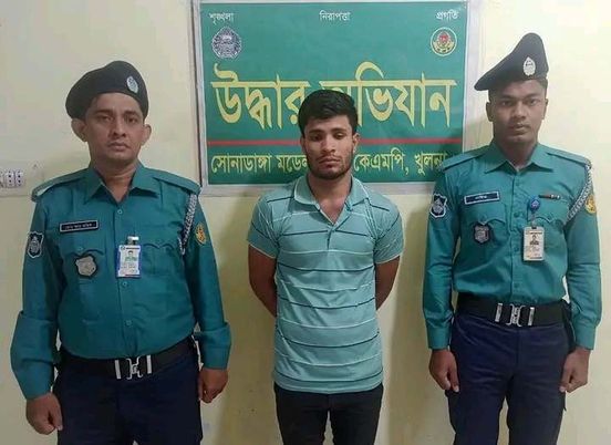 কেএমপি’র মাদক বিরোধী অভিযানে ৮০০ পিস ইয়াবা ট্যাবলেট এবং ১৫০ গ্রাম গাঁজাসহ ০২ (দুই) জন মাদক কারবারি গ্রেফতারঃ 