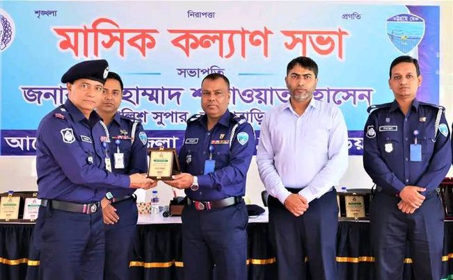ব্রাহ্মণবাড়িয়া জেলা প্রতিনিধি দ্বীন ইসলাম অদ্য ২৫/১১/২০২৩ ইং তারিখ পুলিশ লাইন্স, ব্রাহ্মণবাড়িয়ায় জেলা পুলিশের মাসিক কল্যাণ সভা অনুষ্ঠিত হয় ।