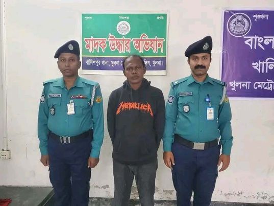 কেএমপি’র মাদক বিরোধী অভিযানে ৭০০ গ্রাম গাঁজা, ০৬ গ্রাম হেরোইন এবং ৮৫ পিস ইয়াবা ট্যাবলেটসহ ০৬ (ছয়) জন মাদক কারবারি গ্রেফতারঃ 
