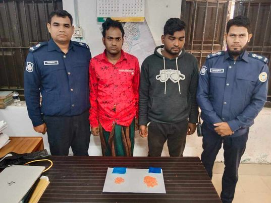 গত ইং ২১/১২/২৩ তারিখ সন্ধ্যার সময় থানা পুলিশের বিশেষ অভিযানে পৌর এলাকা হতে মাদক সেবীদের প্রিয় ব্যবসায়ী ১।