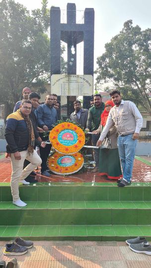 ১৬ ডিসেম্বর মহান বিজয় দিবস উপলক্ষে দৌলতপুর প্রেসক্লাব ডি.পি.সি'র উদ্যোগে, মুক্তিযুদ্ধ স্মৃতিস্তম্ভে পুষ্প অর্পন