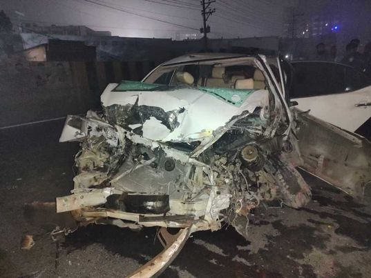 কালিয়াকৈরে প্রাইভেটকার নিয়ন্ত্রণ হারিয়ে আইল্যান্ডে ধাক্কা, নিহত- ২