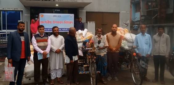 পঞ্চগড় জেলা আটোয়ারী উপজেলায় কৃষি অফিস থেকে কৃষকের জন্য ধানের বীজ এবং সার বিনামূল্য বিতরণ 