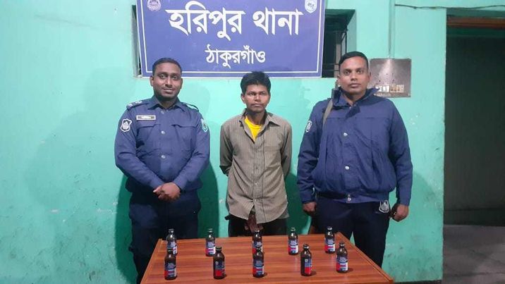 ঠাকুরগাঁওয়ের হরিপুরে (১০) দশ বোতল ফেনসিডিল সহ ১জন আটক। 
