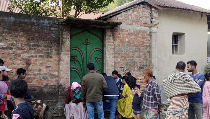 নওগাঁর রাণীনগরে স্ত্রীর স্বীকৃতির দাবিতে স্বামীর বাড়িতে কলেজ ছাত্রীর অনশন