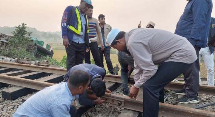 গাজীপুরে মেরামত করা লাইনে ট্রেন চলাচল শুরু 