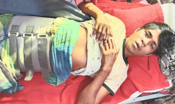 রামপালে তিনতলা ভবনের ছাঁদ থেকে শ্রমিককে ফেলে হত্যা চেষ্টার অভিযোগ