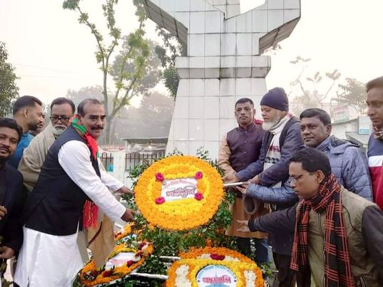 বিজয়ের প্রথম প্রহরে স্মৃতি সৌধে শ্রদ্ধা নিবেন করেন উপজেলা আওয়ামীলীগ।