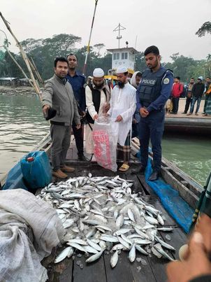 হিজলায় ইলিশের টেকসই উৎপাদন বৃদ্ধির লক্ষ্যে ঝাটকা অভিযান ৷ 