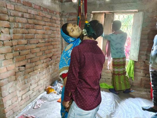 বেনাপোল বাহাদুরপুর গ্রামে দিনার দায়ে স্বামী স্ত্রী গলায় দড়ি দিয়ে আত্মহত্যা।
