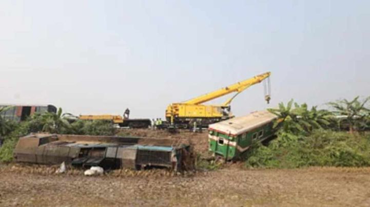 আতকা বিকট শব্দ, কোনোরকমে বগি থাইকা জীবন নিয়া বাইর হইলাম