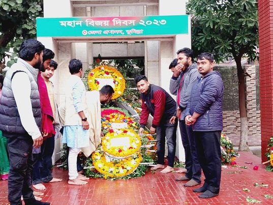 বিজয় দিবসে কুমিল্লা জেলা গনঅধিকার পরিষদ অঙ্গসংগঠনের পুষ্পস্তবক অর্পণ।