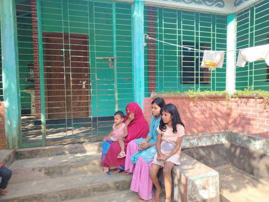 সখীপুরে তিন শিশু কন্যা সন্তান নিয়ে স্বামীর ঘরের সামনে অবস্থান 