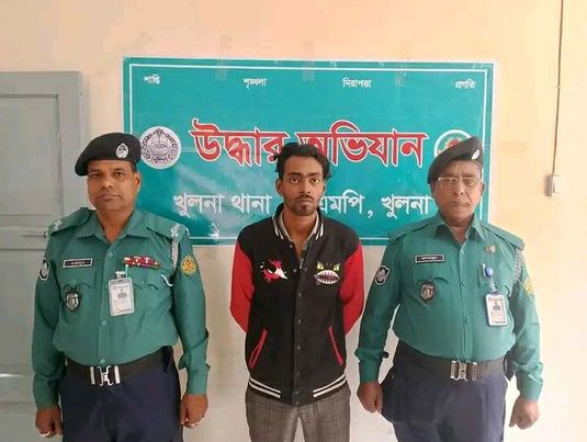 কেএমপি’র মাদক বিরোধী অভিযানে ৬০০ গ্রাম গাঁজা এবং ৭০ পিস ইয়াবা ট্যাবলেটসহ ০৮ (আট) জন মাদক কারবারি গ্রেফতারঃ