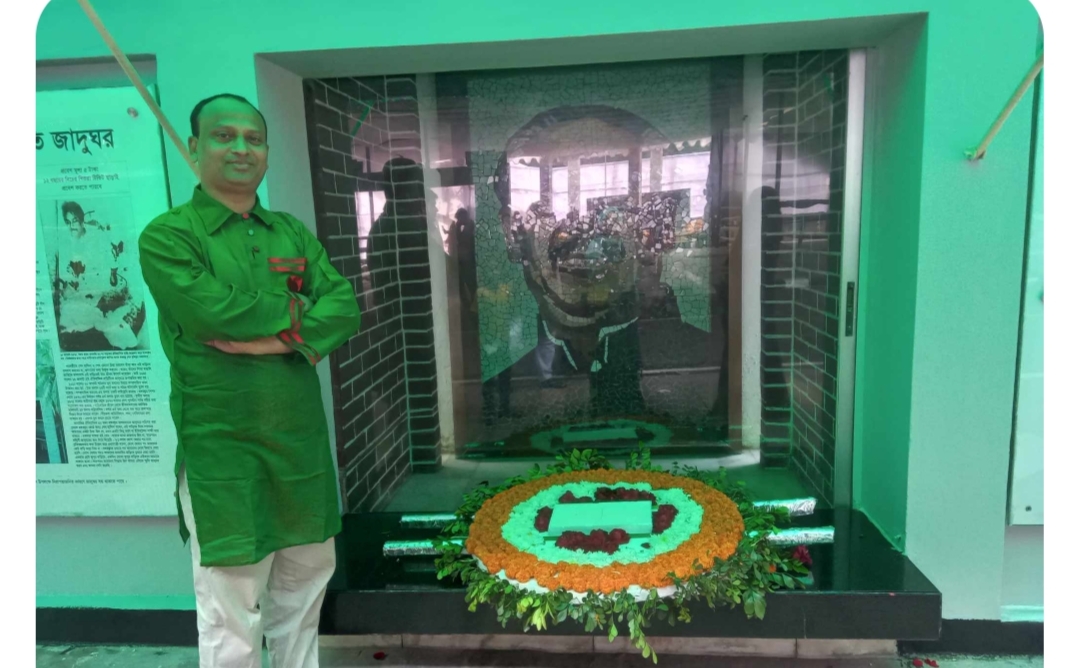 সাভার স্মৃতিসৌধে সকালে  ফুল  দিয়ে শ্রদ্ধা নিবেদন করেন  জালালিষ্ট হেল্প সেন্টারের  চেয়ারম্যান আজগর আলী মানিক,
