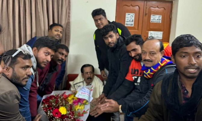 টুঙ্গিপাড়ায় শেখ সেলিম এমপিকে ফুলেল শুভেচ্ছা জানালেন বাংলাদেশ মফস্বল সাংবাকি ইউনিয়ন গোপালগঞ্জ। 
