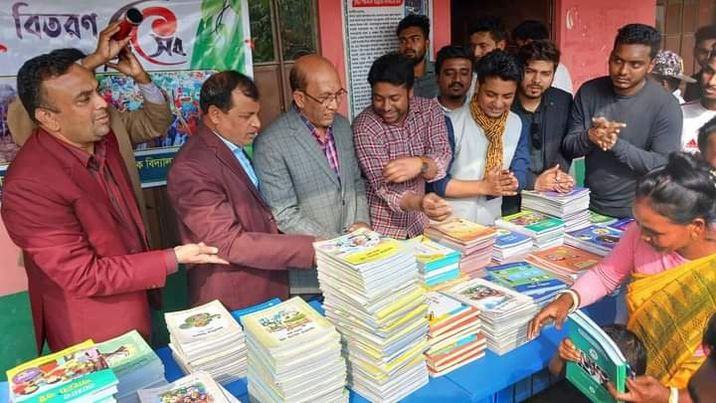 নতুন বছরের প্রথম দিনে মিরসরাই জুড়ে বই উৎসব