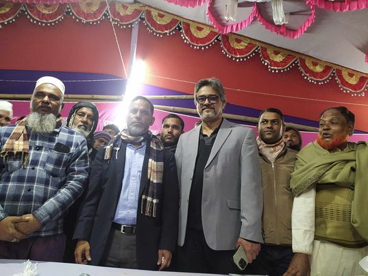 পটুয়াখালী -৩ আসনে স্বতন্ত্র পদ প্রার্থী, লে: জেনারেল (অব:)আবুল হোসেন, ঈগল পাখি মার্কা বিজয় করতে দলীয় নেতা -।