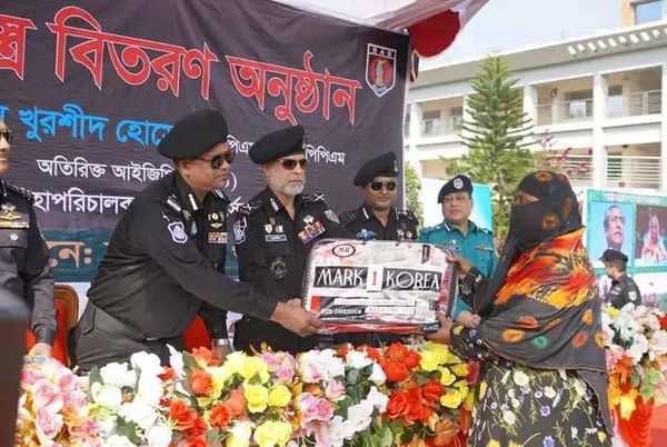 র‍্যাবের মহাপরিচালক (ডিজি) মহোদয়কে কেএমপি'র অতিরিক্ত পুলিশ কমিশনার এর ফুলেল শুভেচ্ছা 
