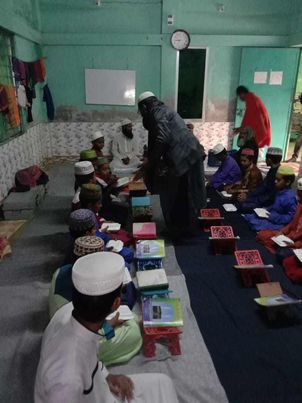 রামপালে নবীন উদ্যোক্তা সার্ভার ফাউন্ডেশনের এতিম ছাত্রদের মাঝে খাবার বিতরণ