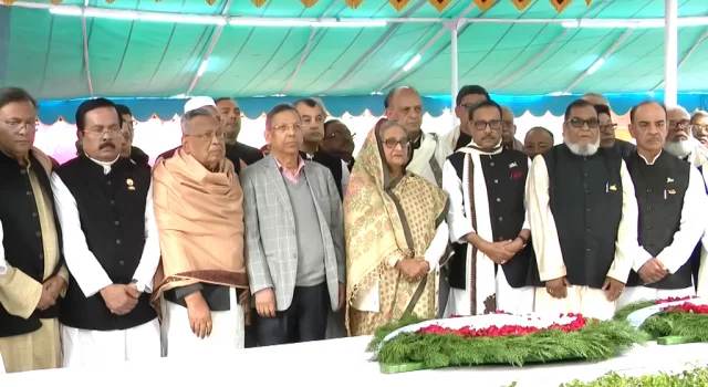 গোপালগঞ্জের টুঙ্গিপাড়ায় জাতির পিতা বঙ্গবন্ধু শেখ মুজিবুর রহমানের সমাধিতে শ্রদ্ধা জানিয়েছেন প্রধানমন্ত্রী শেখ হাসিনা ও তাঁর নতুন মন্ত্রিসভার সদস্যরা।