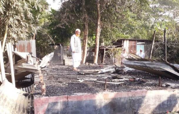ফরিদপুর সালথায় স্বতন্ত্র প্রার্থীর সমর্থকের বাড়িতে অগ্নিসংযোগ 