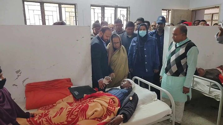ফুলেল শুভেচ্ছা না নিয়েই নেতা কর্মিদের দেখতে হাসপাতালে ছুটে গেলেন উপমন্ত্রী 