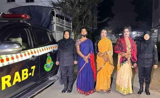 ফেনীতে ৩ হাজার ৫২৫ পিস ই'য়াবা ট্যাবলেটসহ ৩ নারী মা'দক কারবারিকে আটক করেছে র‌্যাব-০৭। উদ্ধারকৃত ইয়াবার আনুমানিক মূল্য ১১ লাখ টাকা। মঙ্গলবার (১৬ জানুয়ারি) গোপন সংবাদের জেলার শহরের ঢাকা-চট্টগ্রাম মহাসড়ক সংলগ্ন মহিপালস্থ ফ্লাইওভারের নিচ থেকে তাদের আটক কর