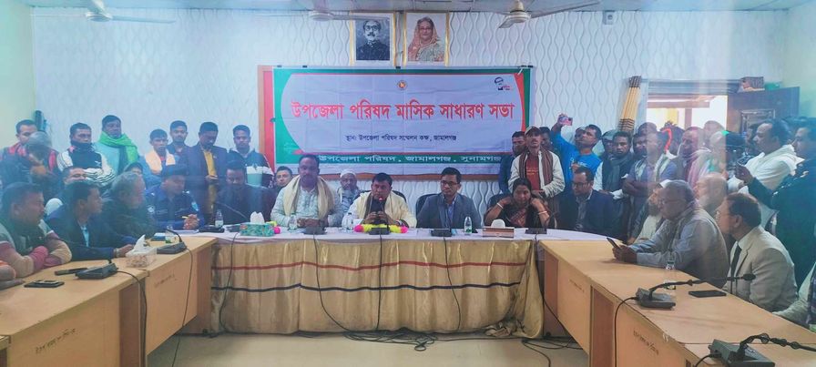 বিষের বোতল নিয়ে প্রেমিকের বাড়িতে অনশনে কলেজছাত্রী 