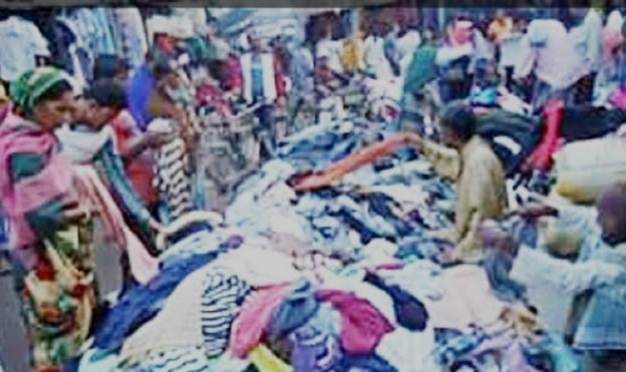 শীতে কাঁপছে চট্টগ্রাম,রাত পর্যন্ত ফুটপাতে শীতের কাপড়ের দোকানে মানুষের ভীত।