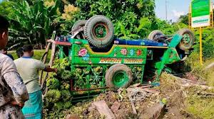 বান্দরবানের রুমার বগালেকে চাঁদের গাড়ি খাদে পড়ে দুই নারী পর্যটক নিহত আহত প্রায় ১০ জন। 