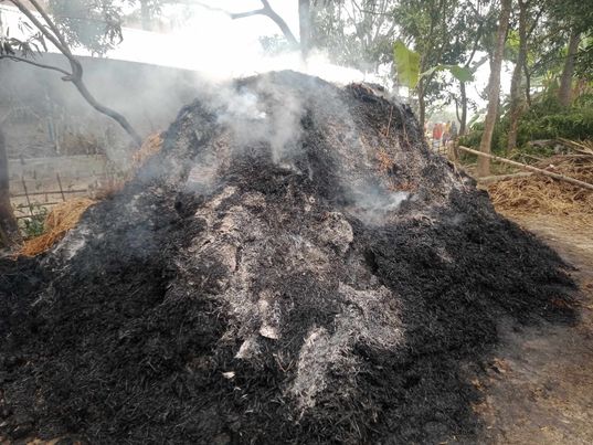 সাপাহারে পূর্ব শত্রুতার জের ধরে খড়ের গাদায় আগুন লাগিয়ে প্রতিপক্ষকে ফাঁসানোর চেষ্টা 