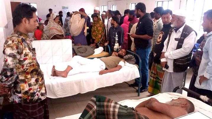 পটুয়াখালীর কলাপাড়ায় নৌকা সমর্থকের উপর ঈগল সমর্থকদের হামলায় আহত ৬ আশংকা জনক ১ জনকে বরিশালে রেফার।