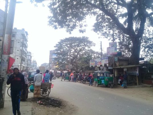 কুয়াশার চাদরে ডাকা বান্দরবানে গুড়ি গুড়ি বৃষ্টি।